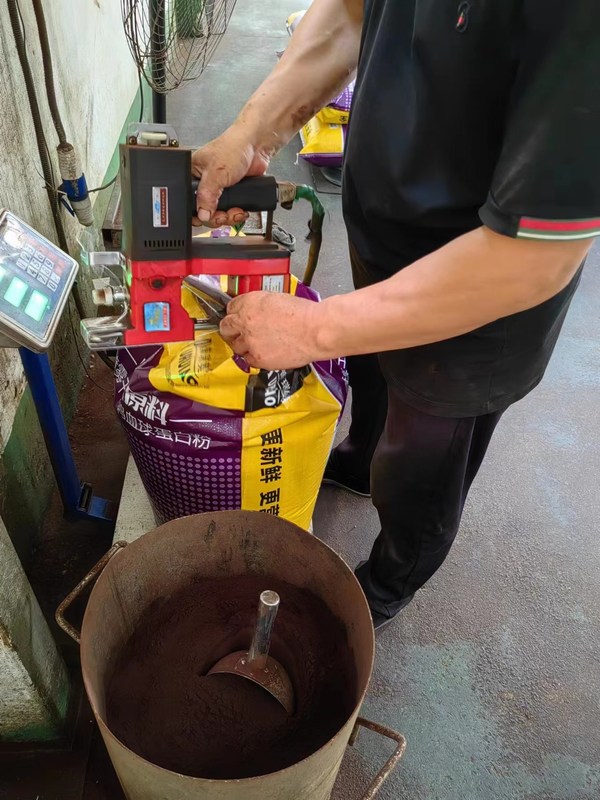 Hoher Mineralstoffgehalt Tierfutterpulver mit frischem Ente- und Huhnblut 5% Fasergehalt